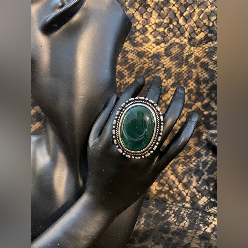 Beautiful Vintage Silver Ring with Large Oval Green Stone